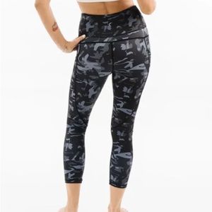 Zyia Black Camo Pocket Light n Tight Hi-Rise Capris | Sz 4